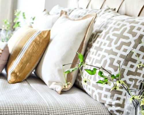 ARRANGING-BED-PILLOWS-FLOWERS-678x1024